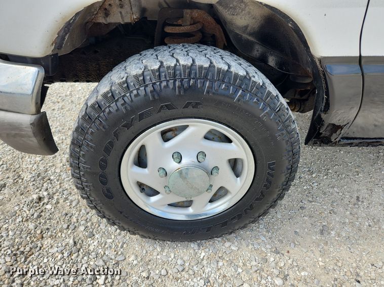 image for item MW9772 2004 Ford E350 Super Duty  utility van