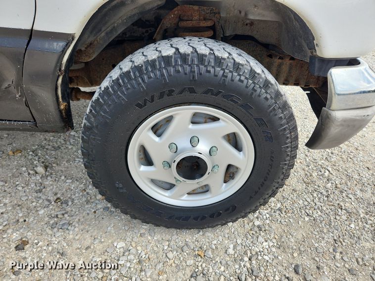 image for item MW9772 2004 Ford E350 Super Duty  utility van