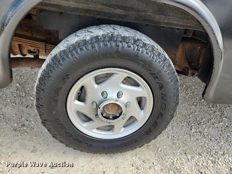 image for item MW9772 2004 Ford E350 Super Duty  utility van