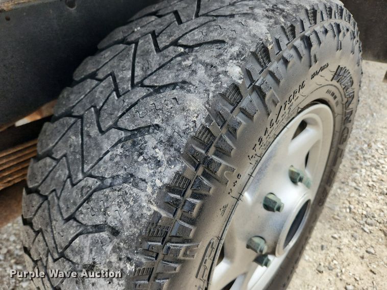 image for item MW9772 2004 Ford E350 Super Duty  utility van