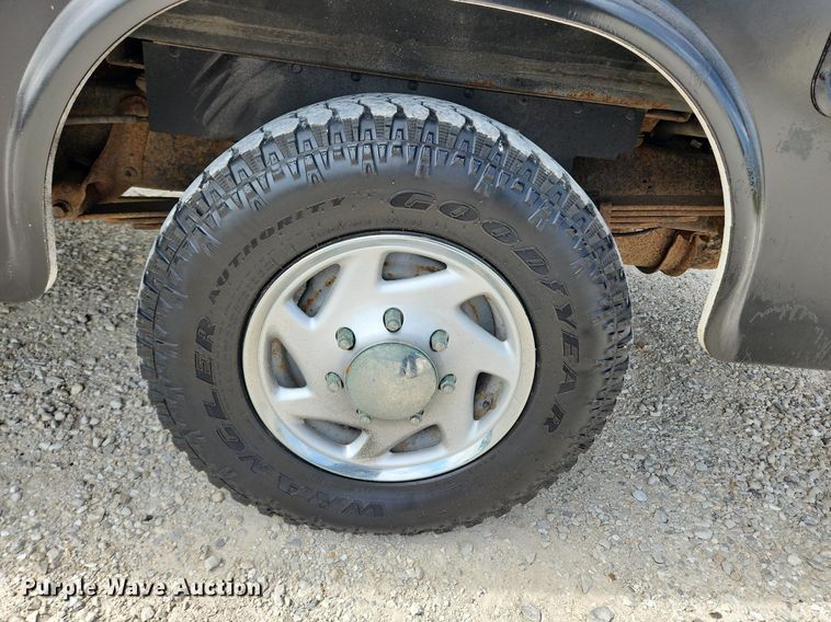 image for item MW9772 2004 Ford E350 Super Duty  utility van