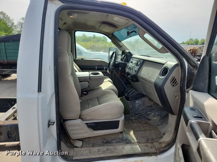 image for item MW9776 2008 Ford F550 Super Duty XLT  truck cab and chassis