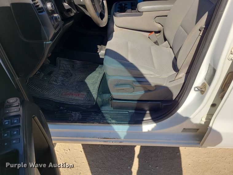 image for item MX9731 2015 GMC Sierra 3500HD  Crew Cab flatbed pickup truck