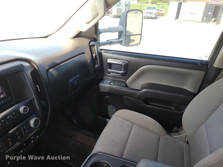 image for item MX9731 2015 GMC Sierra 3500HD  Crew Cab flatbed pickup truck