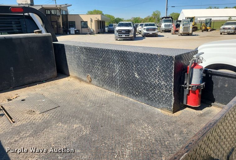 image for item MX9731 2015 GMC Sierra 3500HD  Crew Cab flatbed pickup truck