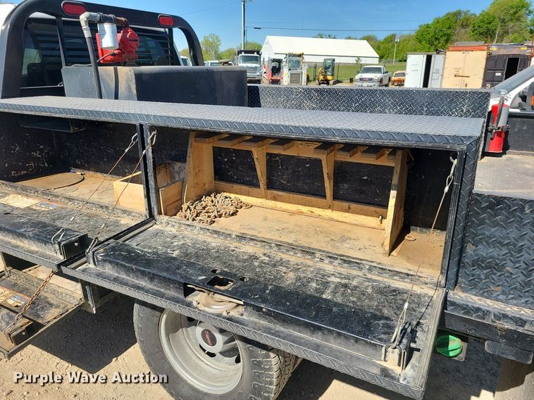 image for item MX9731 2015 GMC Sierra 3500HD  Crew Cab flatbed pickup truck