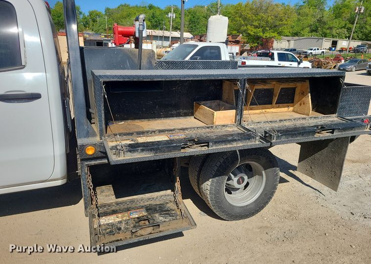 image for item MX9731 2015 GMC Sierra 3500HD  Crew Cab flatbed pickup truck