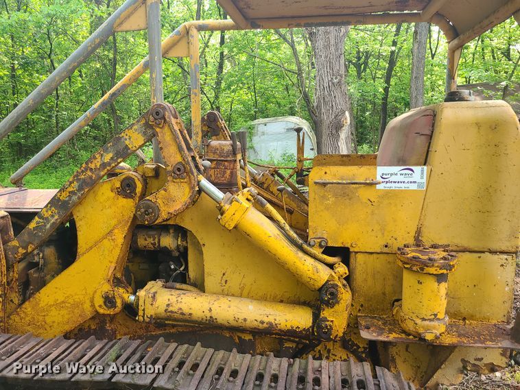 image for item DC6084 Caterpillar 933  track loader