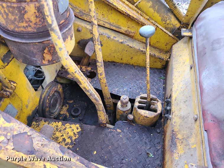 image for item DC6084 Caterpillar 933  track loader