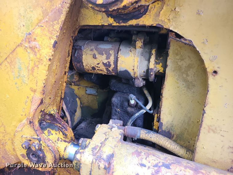 image for item DC6084 Caterpillar 933  track loader