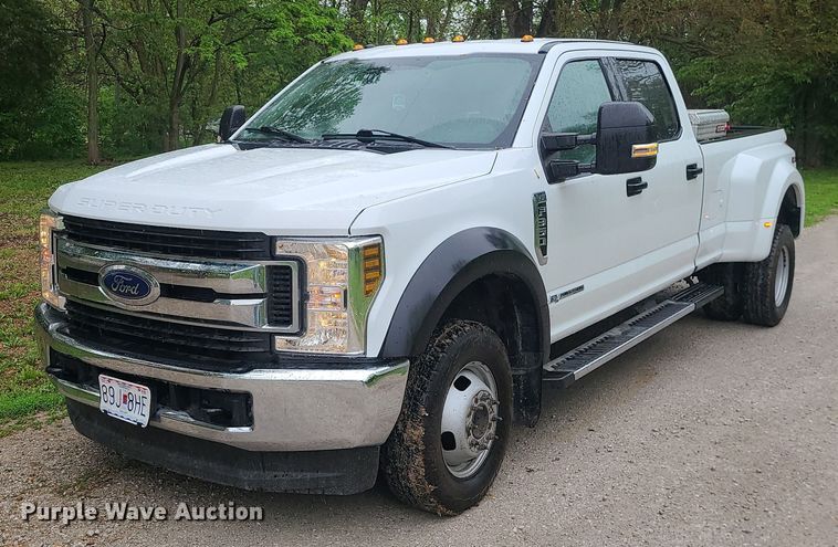 image for item DC6086 2019  Ford F350 Super Duty XLT  Crew Cab pickup truck