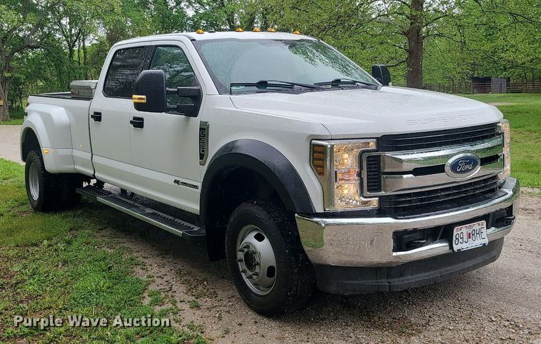 image for item DC6086 2019  Ford F350 Super Duty XLT  Crew Cab pickup truck