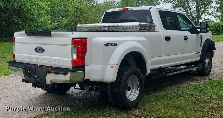 image for item DC6086 2019  Ford F350 Super Duty XLT  Crew Cab pickup truck