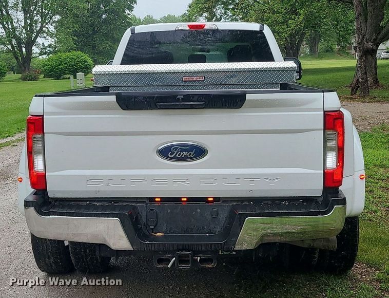 image for item DC6086 2019  Ford F350 Super Duty XLT  Crew Cab pickup truck