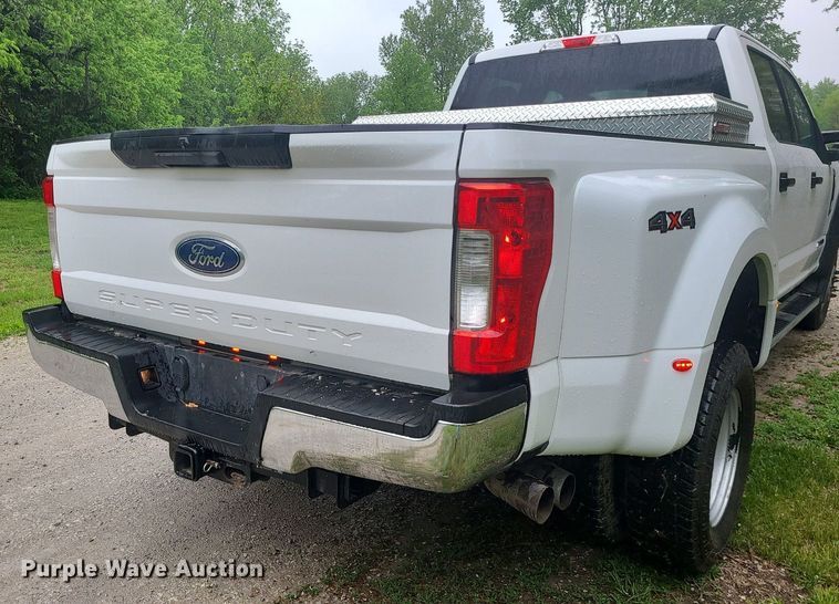 image for item DC6086 2019  Ford F350 Super Duty XLT  Crew Cab pickup truck