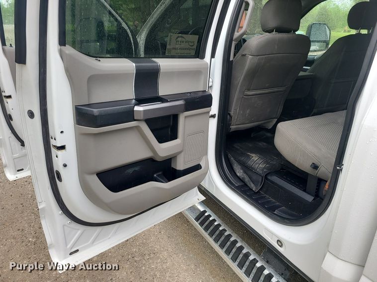 image for item DC6086 2019  Ford F350 Super Duty XLT  Crew Cab pickup truck