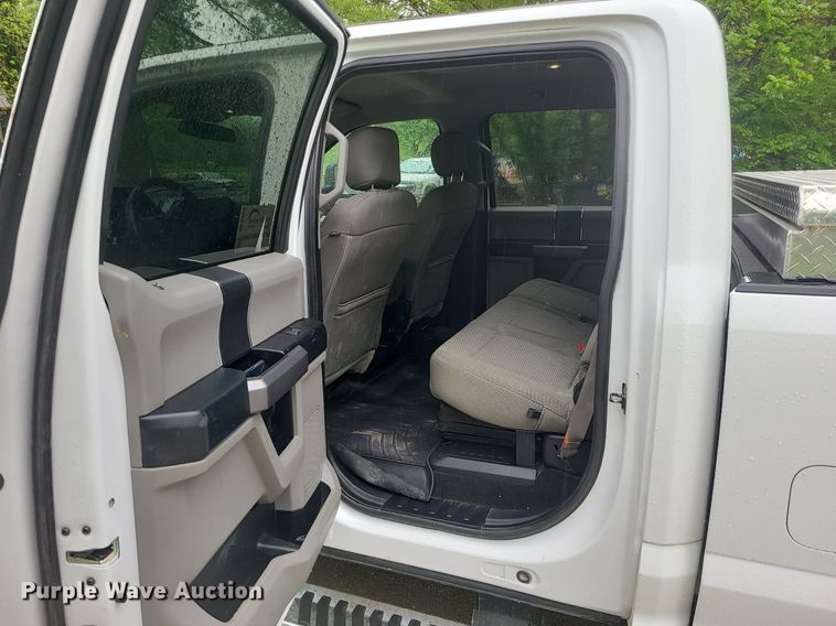 image for item DC6086 2019  Ford F350 Super Duty XLT  Crew Cab pickup truck