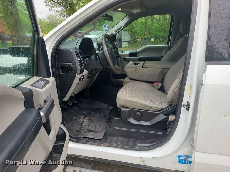 image for item DC6086 2019  Ford F350 Super Duty XLT  Crew Cab pickup truck