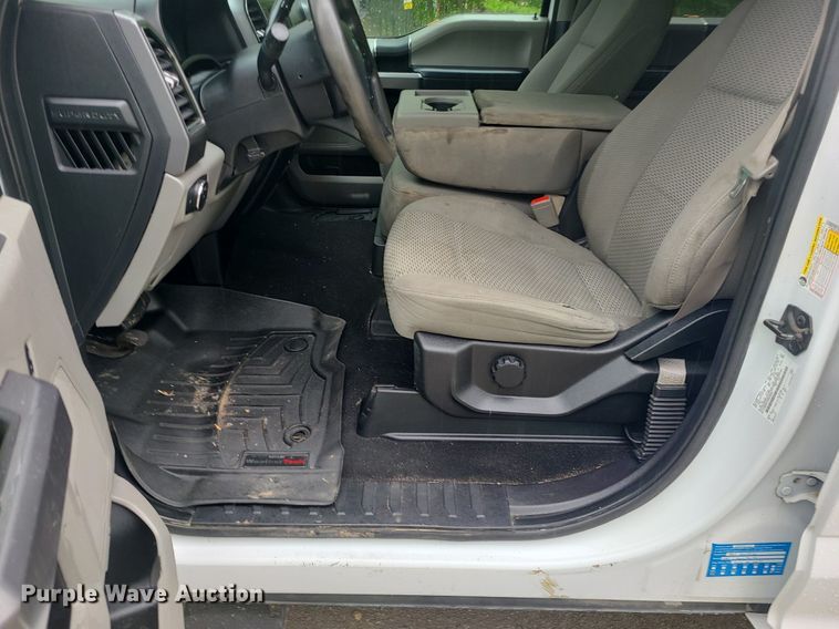 image for item DC6086 2019  Ford F350 Super Duty XLT  Crew Cab pickup truck