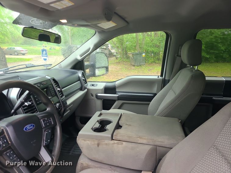 image for item DC6086 2019  Ford F350 Super Duty XLT  Crew Cab pickup truck