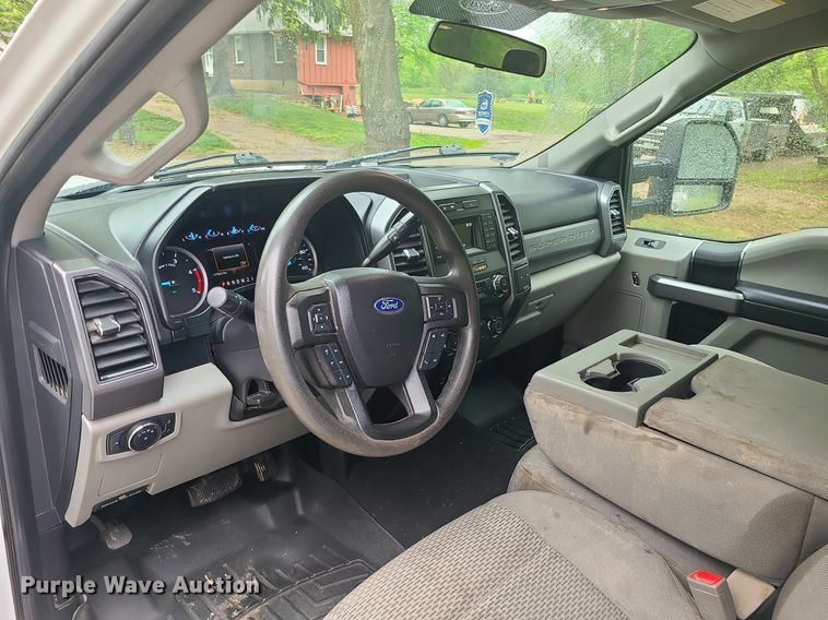 image for item DC6086 2019  Ford F350 Super Duty XLT  Crew Cab pickup truck