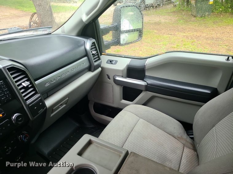 image for item DC6086 2019  Ford F350 Super Duty XLT  Crew Cab pickup truck