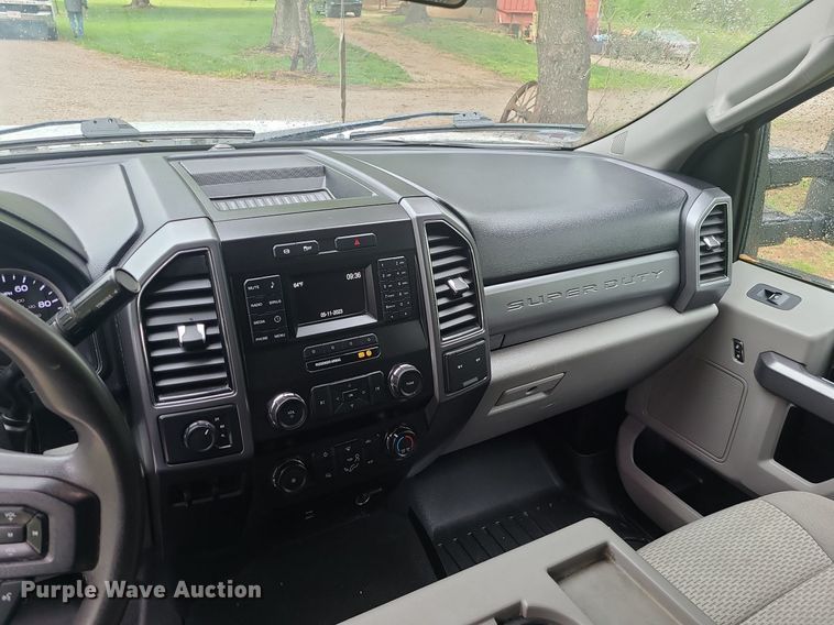 image for item DC6086 2019  Ford F350 Super Duty XLT  Crew Cab pickup truck