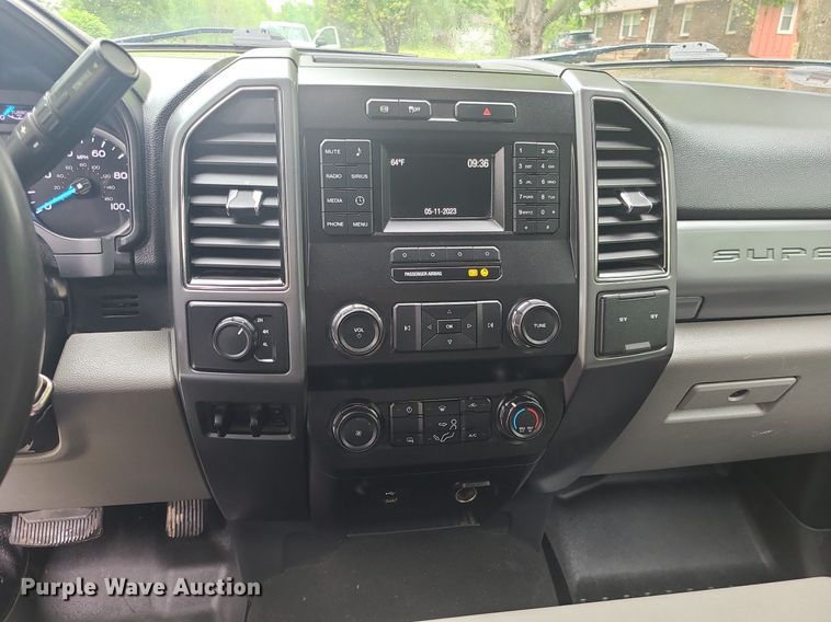 image for item DC6086 2019  Ford F350 Super Duty XLT  Crew Cab pickup truck