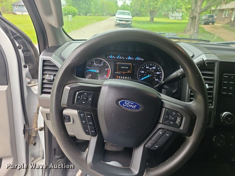 image for item DC6086 2019  Ford F350 Super Duty XLT  Crew Cab pickup truck