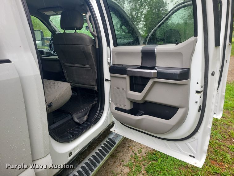 image for item DC6086 2019  Ford F350 Super Duty XLT  Crew Cab pickup truck
