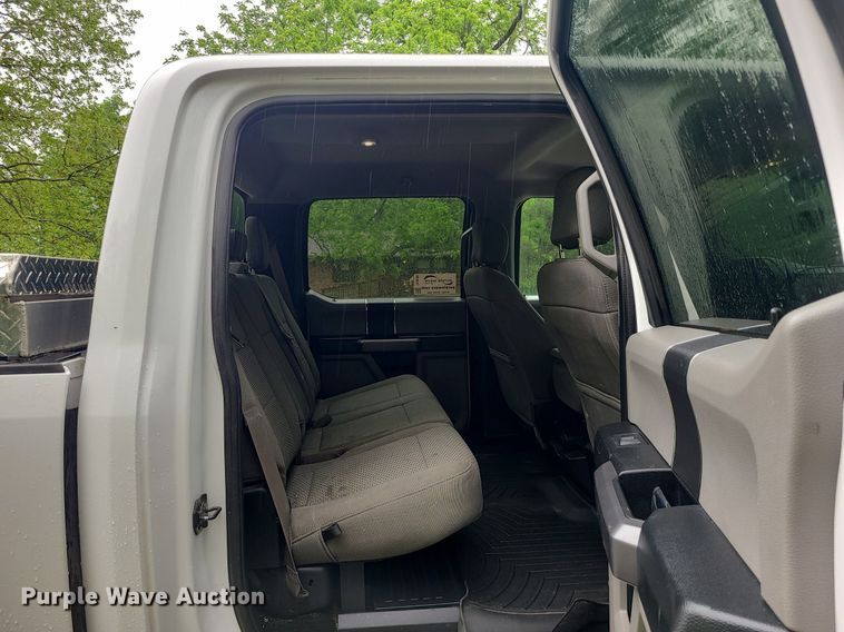 image for item DC6086 2019  Ford F350 Super Duty XLT  Crew Cab pickup truck