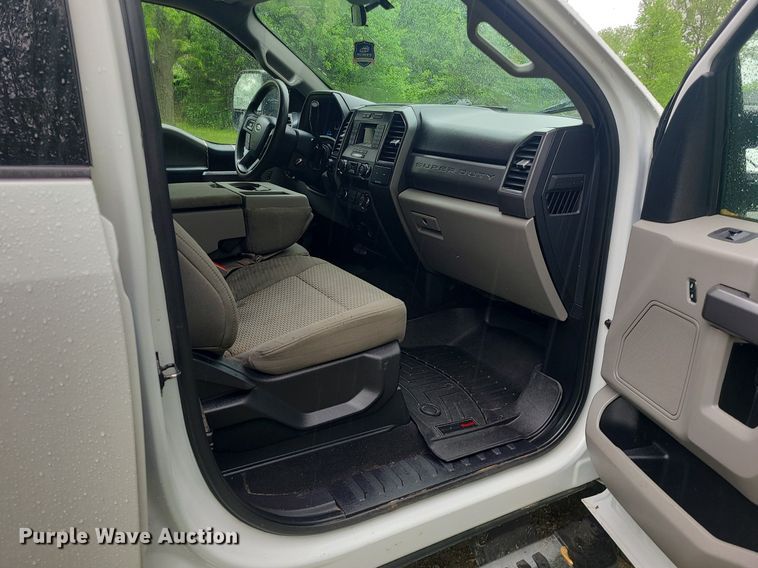 image for item DC6086 2019  Ford F350 Super Duty XLT  Crew Cab pickup truck