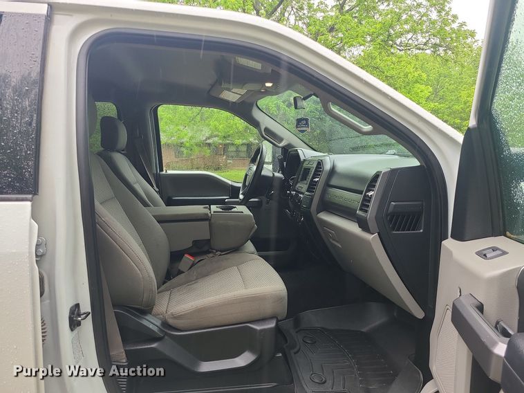 image for item DC6086 2019  Ford F350 Super Duty XLT  Crew Cab pickup truck