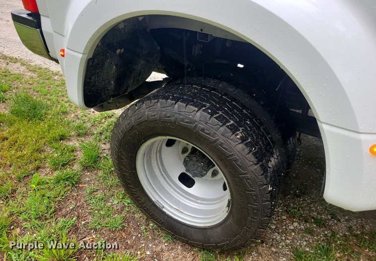 image for item DC6086 2019  Ford F350 Super Duty XLT  Crew Cab pickup truck