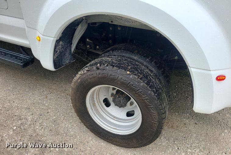 image for item DC6086 2019  Ford F350 Super Duty XLT  Crew Cab pickup truck