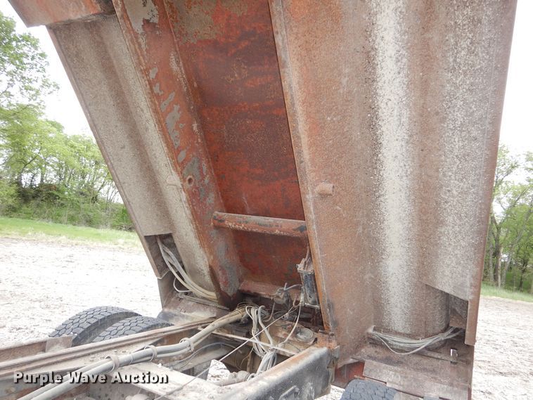 image for item DK1901 1997 International 4900  dump truck