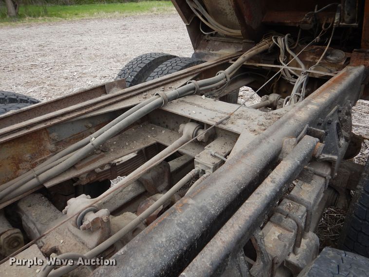 image for item DK1901 1997 International 4900  dump truck