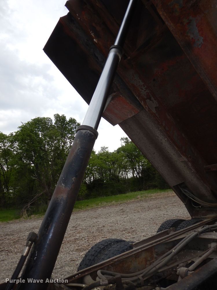 image for item DK1901 1997 International 4900  dump truck