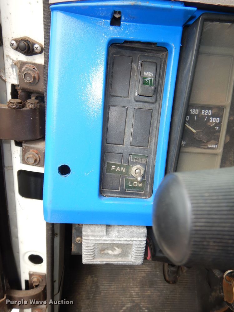 image for item DK1901 1997 International 4900  dump truck