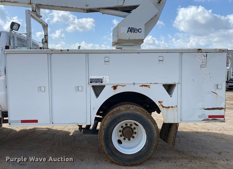 image for item DL7138 2000 Ford F650 Super Duty  bucket truck