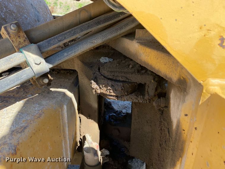 image for item DL7190 1998 Caterpillar CS-563C  single drum vibratory roller