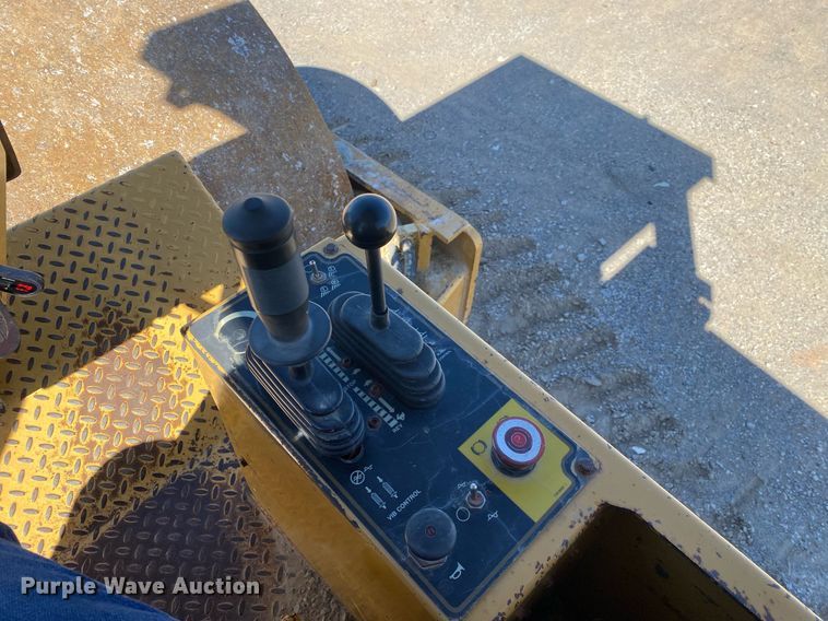 image for item DL7190 1998 Caterpillar CS-563C  single drum vibratory roller