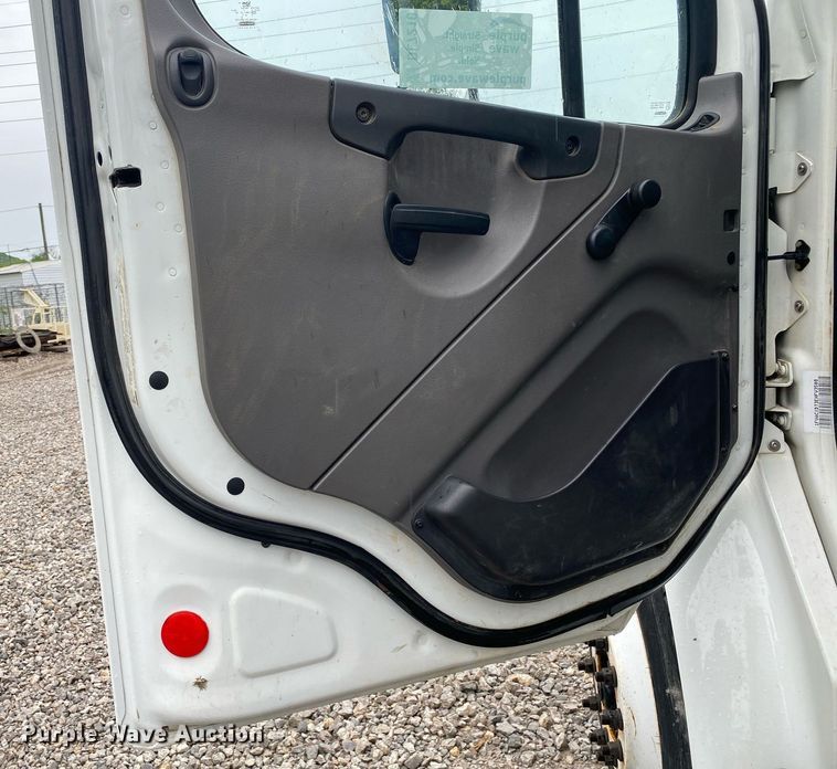 image for item DL7210 2014 Freightliner Business Class M2  digger derrick truck