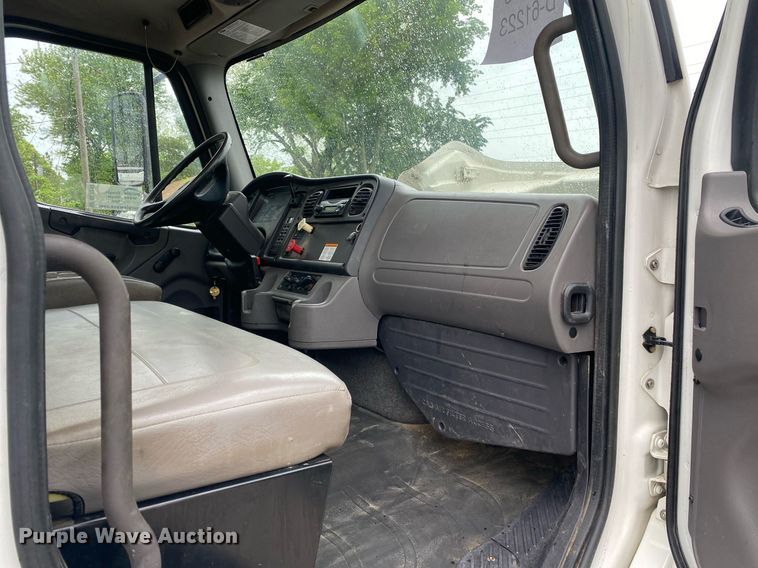 image for item DL7210 2014 Freightliner Business Class M2  digger derrick truck