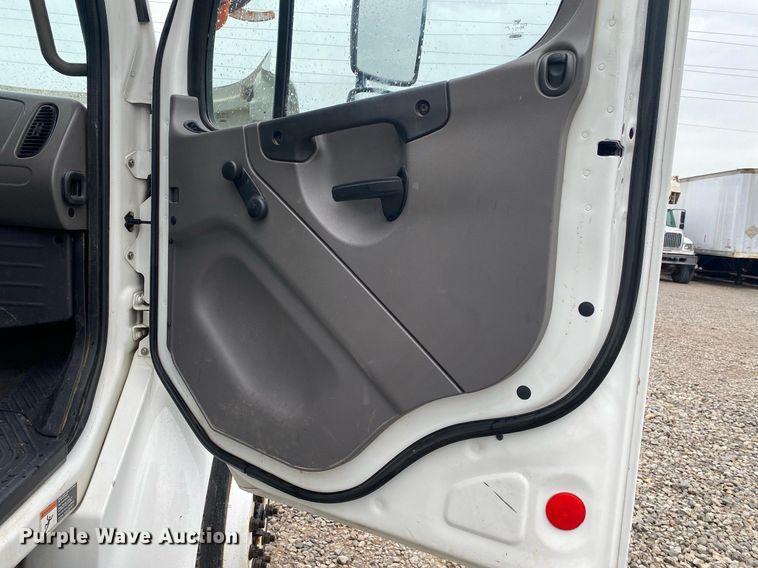 image for item DL7210 2014 Freightliner Business Class M2  digger derrick truck