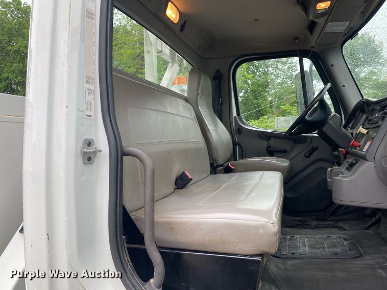 image for item DL7210 2014 Freightliner Business Class M2  digger derrick truck