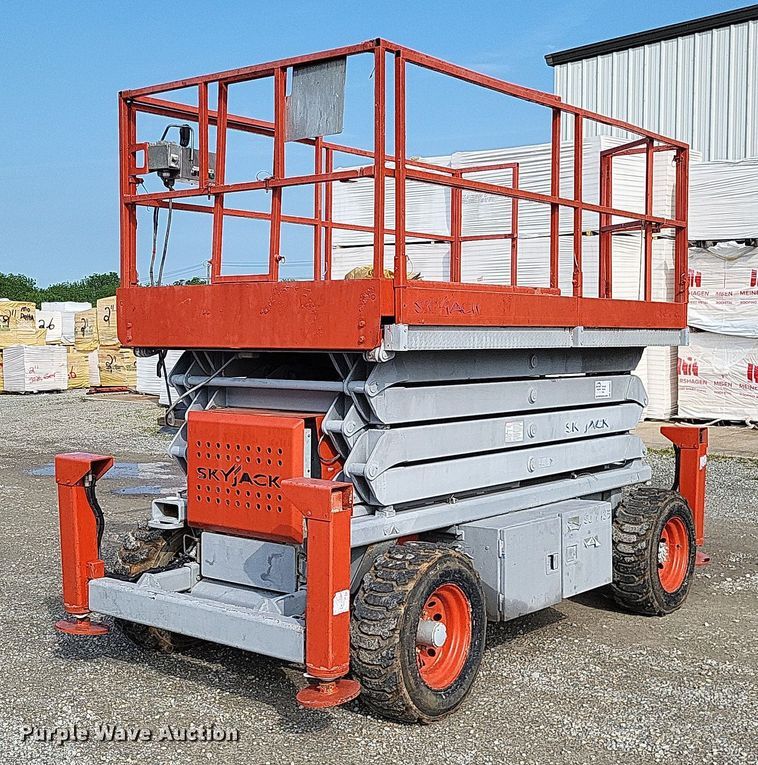 image for item DO3657 2007 Skyjack SJ7135  scissor lift