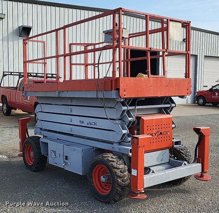image for item DO3657 2007 Skyjack SJ7135  scissor lift