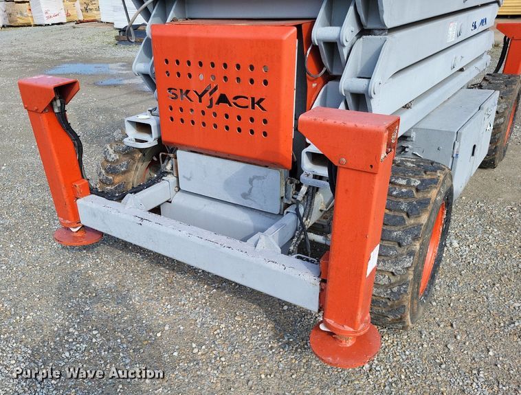 image for item DO3657 2007 Skyjack SJ7135  scissor lift