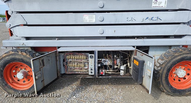image for item DO3657 2007 Skyjack SJ7135  scissor lift